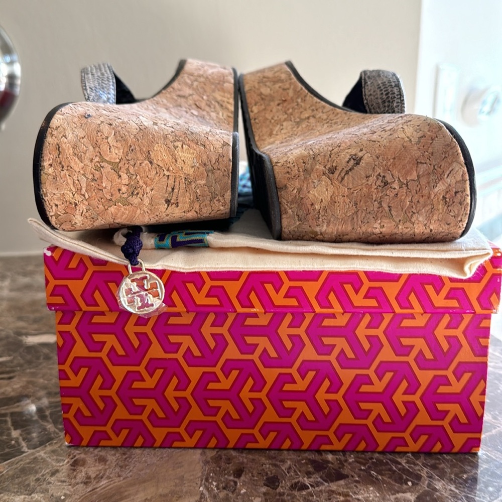 Tory Burch Thor Wedge, Gray, size 10 - Picture 4 of 7
